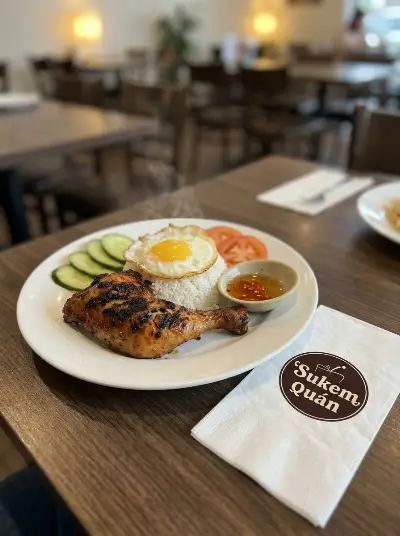 Cơm đùi gà trứng ốp